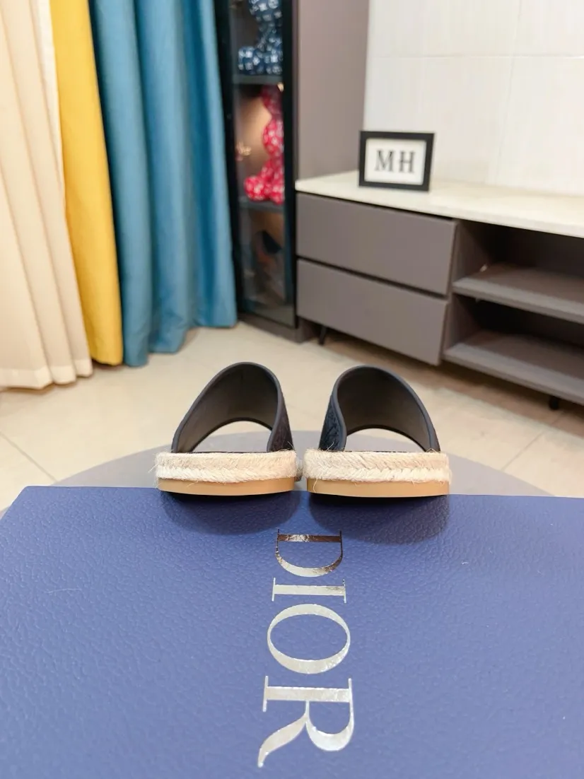 Men's men's shoes💰320🌸🌸High-end version. DIOR💁Men's slippers, high-end and upscale [strong][strong], compare quality at counters. The upper is hand-drawn, a combination of native hemp and raw rubber sole [strong][strong], breathable and non-slip outsole [rose][rose], breathable and comfortable lambskin lining, density 100% comfortable [gift][gift], original wear-resistant code number 38-44. Can be customized 45-46-47